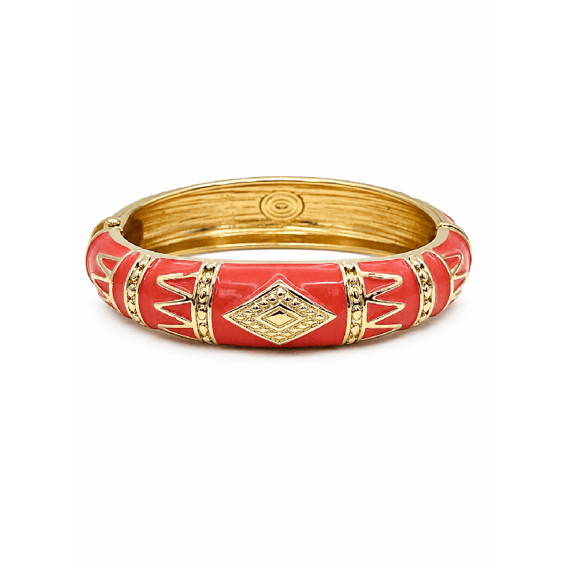 Añade un toque de sofisticación atemporal a tu look con este espectacular brazalete rígido color rojo